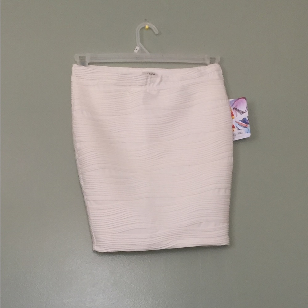 ⭐️ NWT⭐️ cream Lily White skirt!